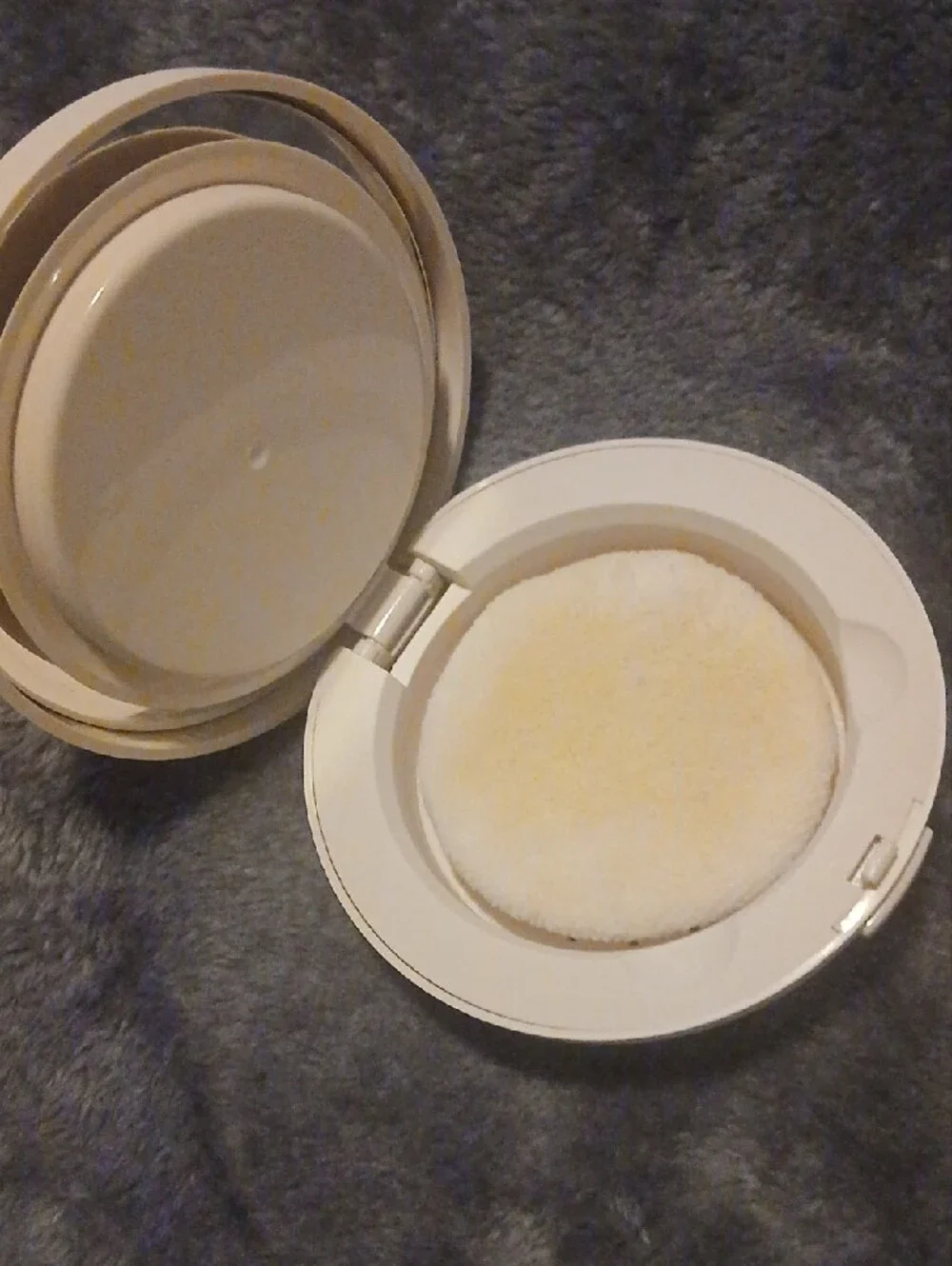 laura mercier Round Compact Setting Powder - Cream Case